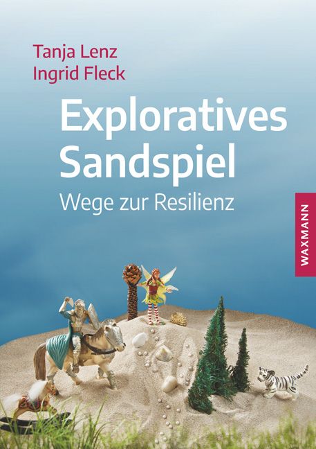 Buchcover: Titel 'Exploratives Sandspiel'. Autoren: Tanja Lenz, Ingrid Fleck. Verlag: Waxmann. Illustration mit Figuren auf Sand.