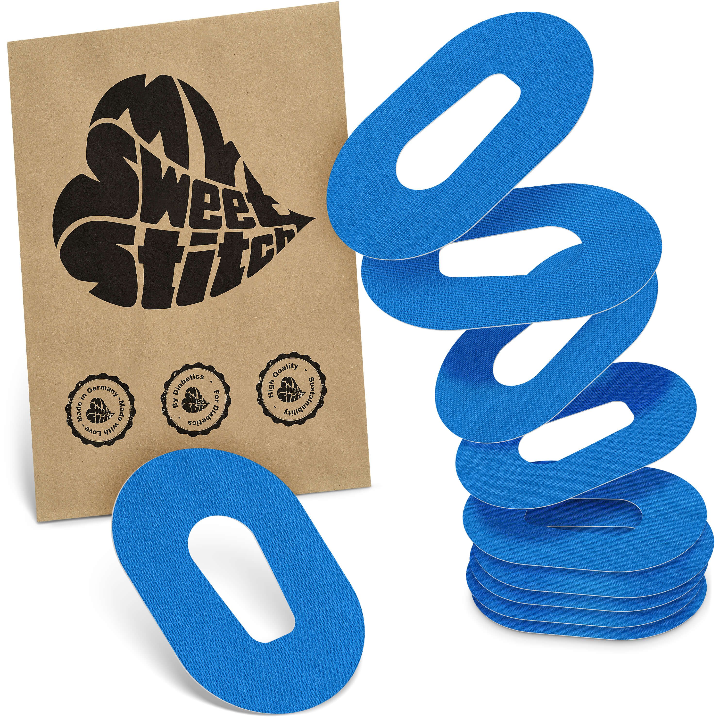 Braune Verpackung mit Logo und Aufklebern. Blaue, ovale Pflaster mit Aussparung, gestapelt und einzeln. Marke: MySweetStitch.
