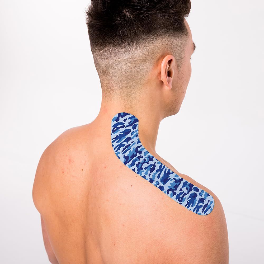 Person mit CureTape am oberen Rücken und Schulter. Blaues Camouflage-Muster. Weißer Hintergrund.