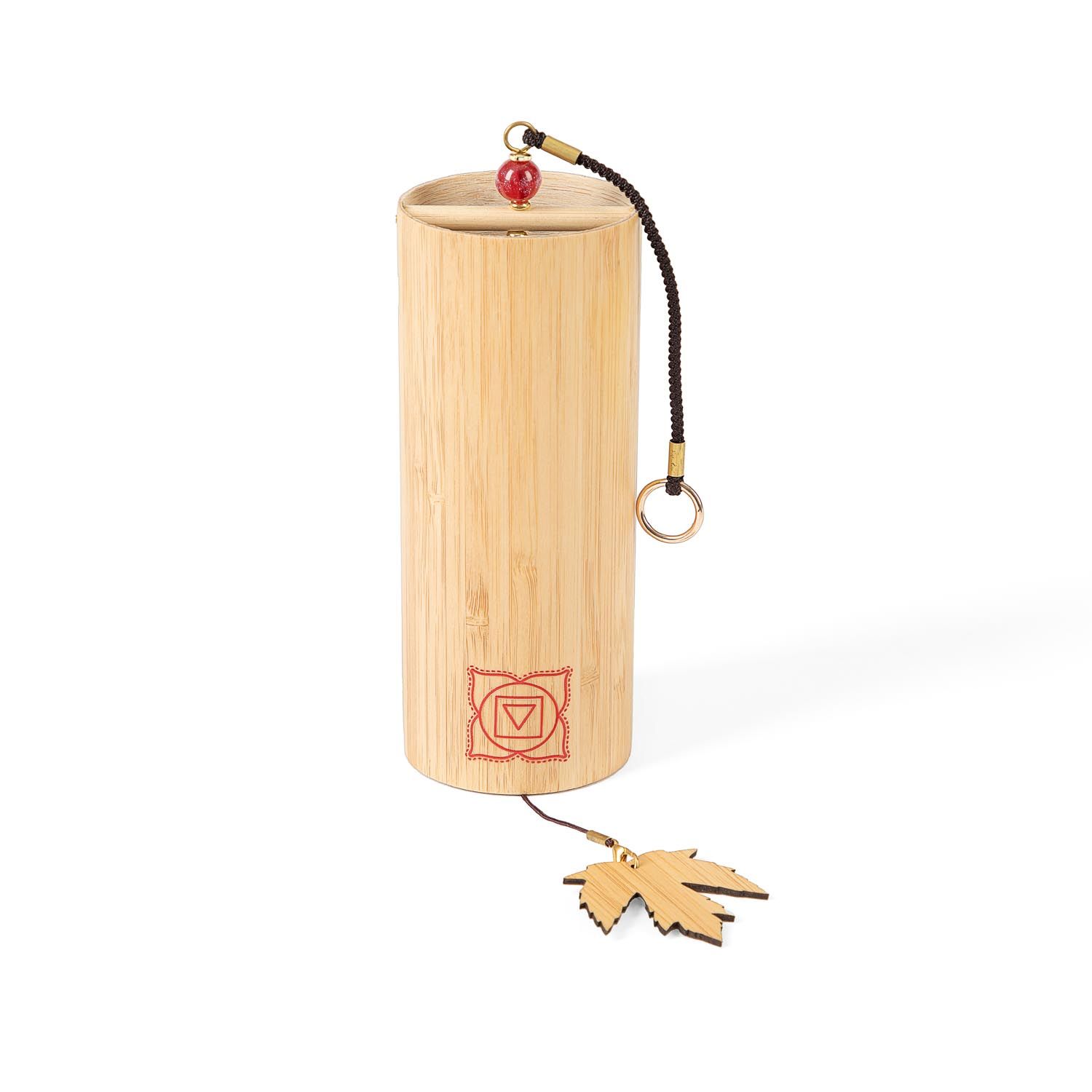 Klangspiel aus Bambus. Zylindrische Form, rotes Chakra-Symbol. Hängevorrichtung mit roter Kugel. Holzblatt als Anhänger.