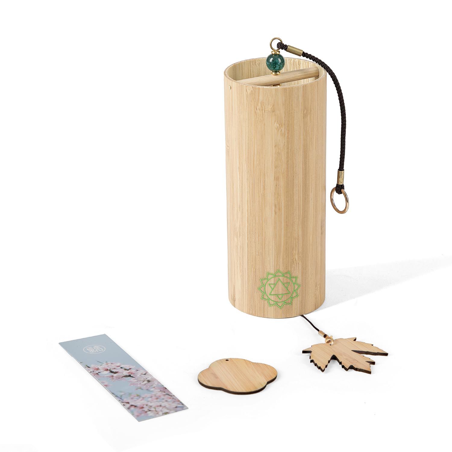 Zylindrisches Klangspiel aus Bambus. Mit Holzblatt, Karte und Holzscheibe. Grüner Aufdruck. Kugel und Ring. Schnur.