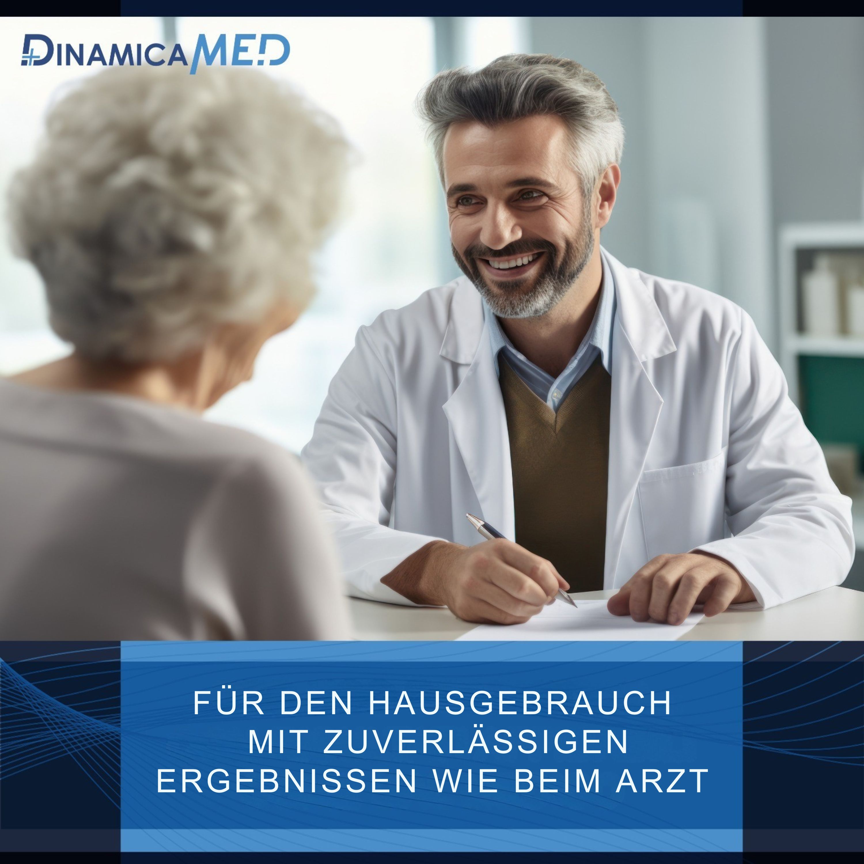 Arzt im weißen Kittel spricht mit Patientin, schreibt Notizen.