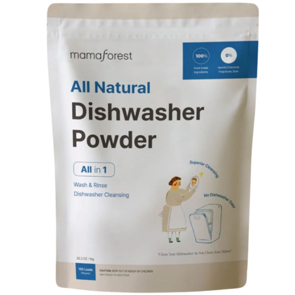 Weißer Nachfüllbeutel mit "mamaforest"-Logo und Produktbezeichnung "All Natural Dishwasher Powder". Enthält Illustrationen und Text.