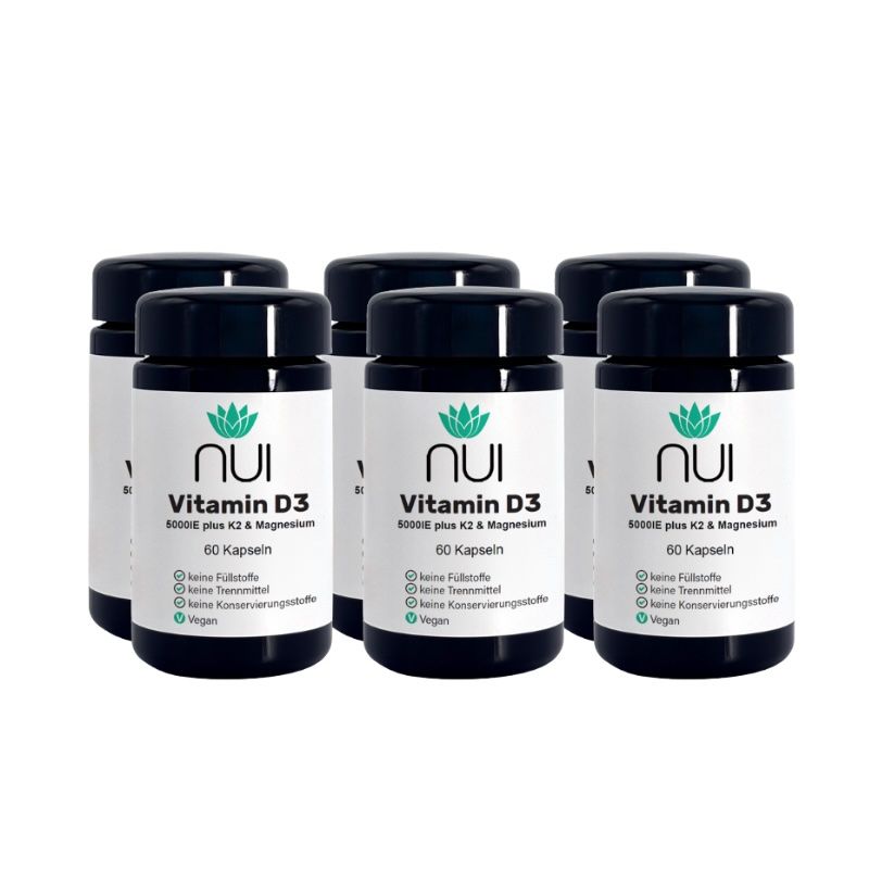 Mehrere Flaschen NUI Vitamin D3&K2 5.000IE mit Magnesium. Schwarze Deckel, weiße Etiketten mit Produktinformationen. 60 Kapseln.