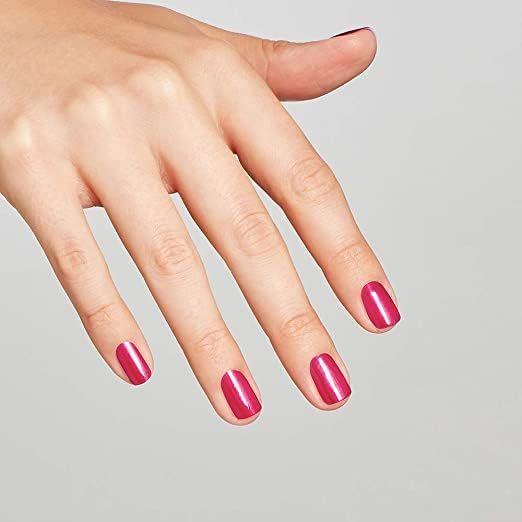 Hand mit lackierten Nägeln. Rosa Nagellack. Sichtbar sind 5 lackierte Nägel.