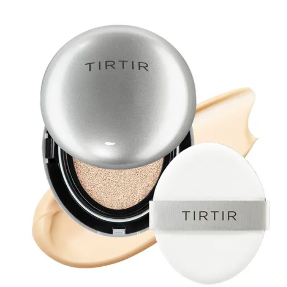 Kompakt-Make-up mit silberfarbener Hülle. Enthält einen Schwamm und eine Creme. Der Markenname TIRTIR ist sichtbar.