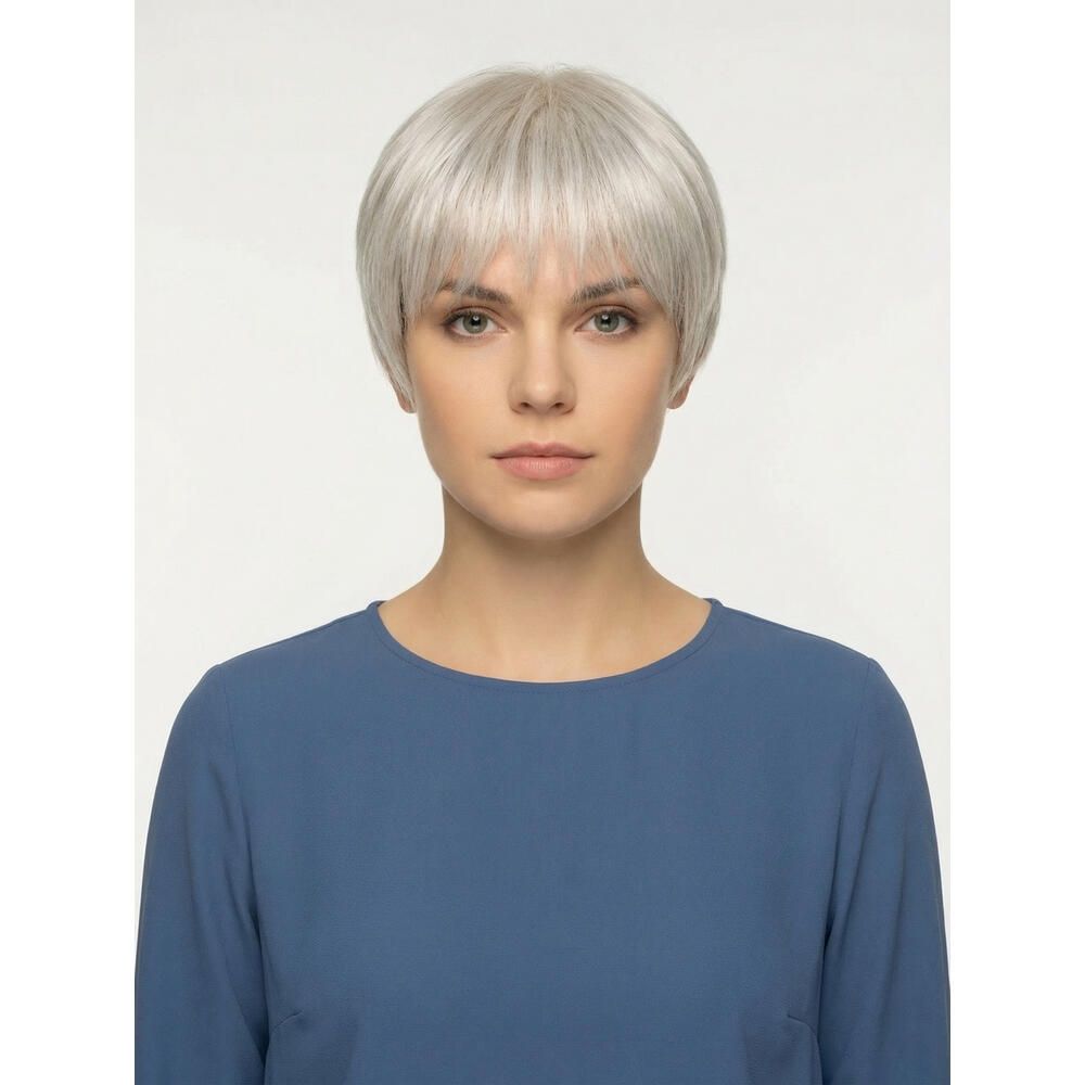 Kurzhaarperücke mit Pony, graue Farbe. Die Perücke wird von einer Frau getragen, die ein blaues Oberteil anhat.