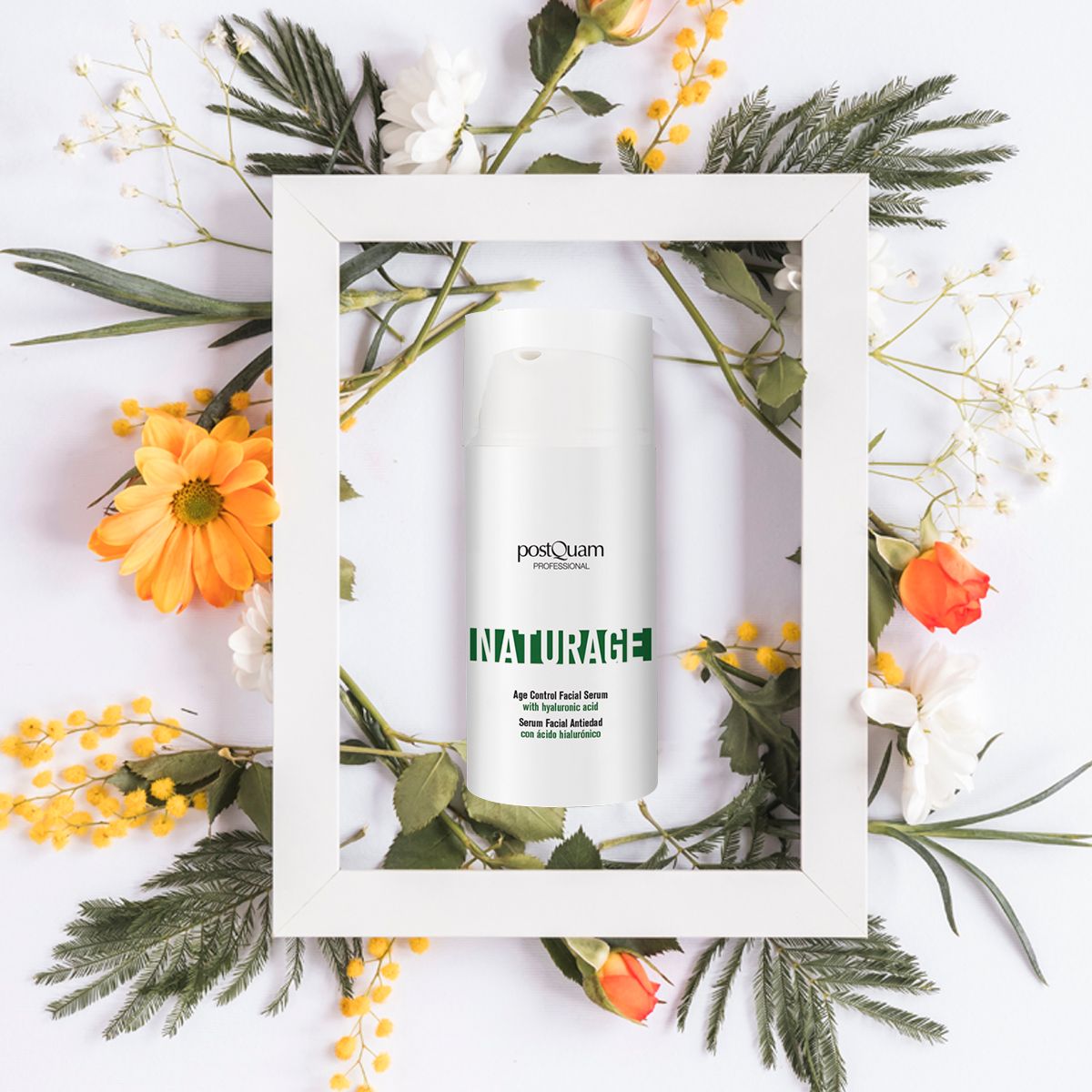 Serum-Flakon in weißem Rahmen, umgeben von Blumen. Aufschrift: Postquam, INATURAGE, Age Control Facial Serum.