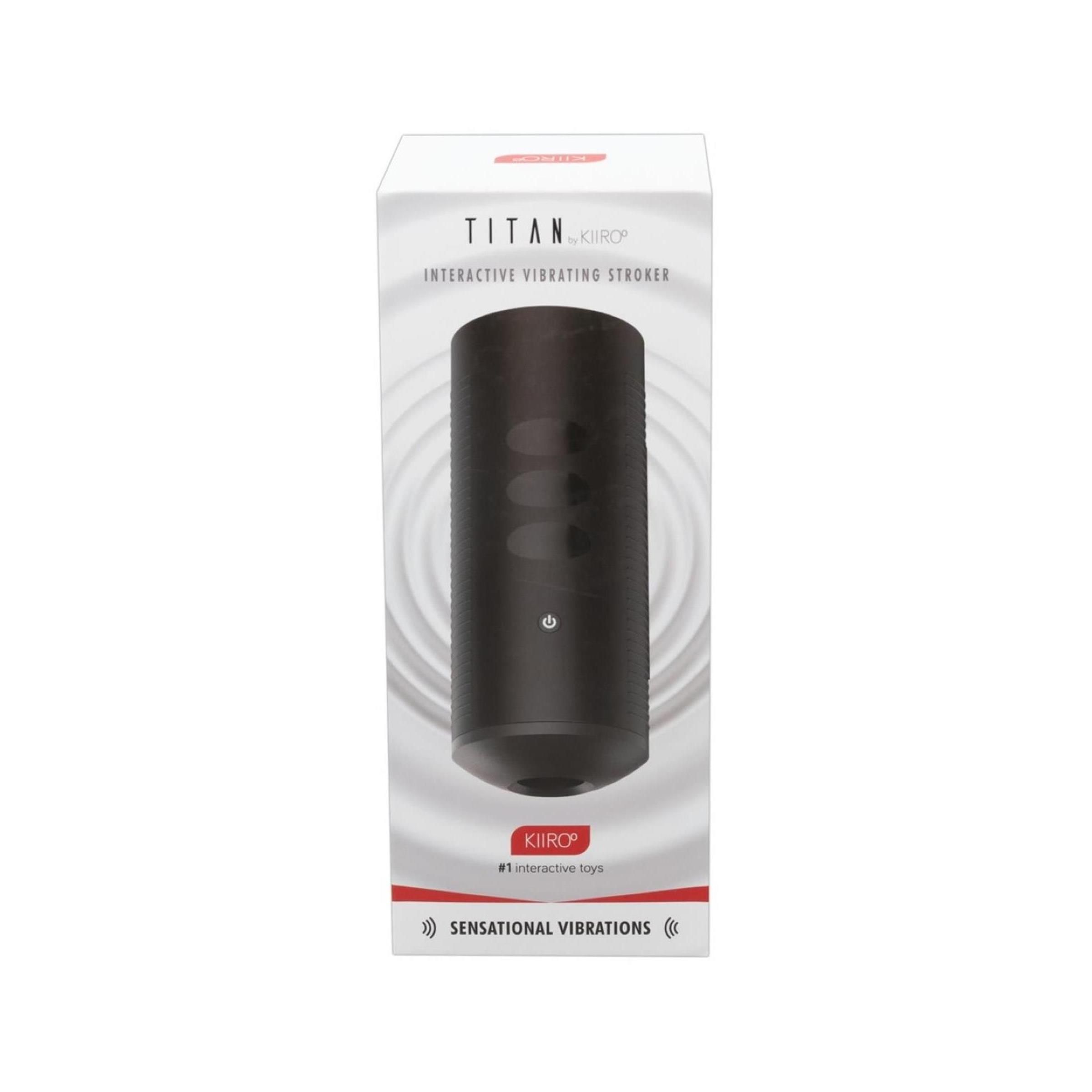 Schwarzer, zylindrischer Vibrator in Verpackung. Aufschrift: TITAN, INTERACTIVE VIBRATING STROKER. Kiiroo Logo. Sensational Vibrations.