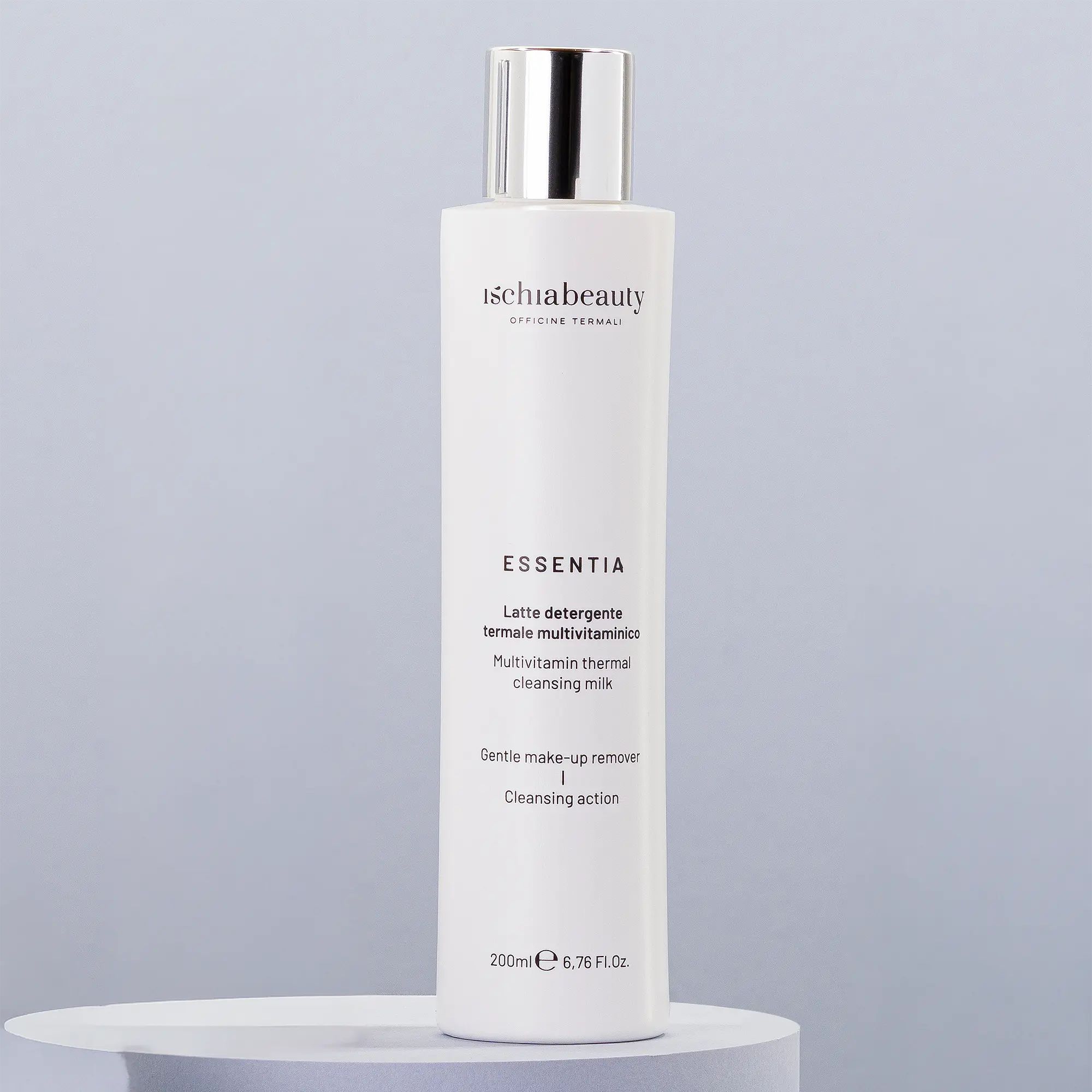 Weißes Produkt mit silbernem Deckel und Schriftzug. Produktname: Latte detergente termale multivitaminico. Auf hellem Podest.