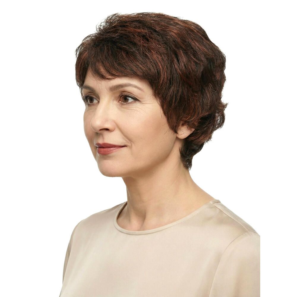 Kurzhaarperücke in Braun-Rot-Tönen. Frau mit Perücke im Profil, Blick nach links.