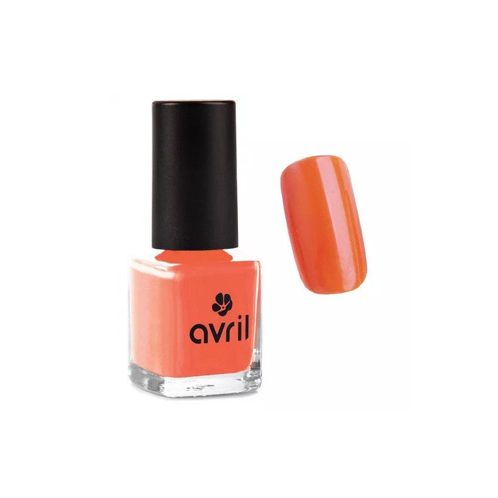 Nagellackflasche, quadratisch, orangefarben. Schwarzer Deckel. Daneben ein lackierter Nagel. Marke: Avril.
