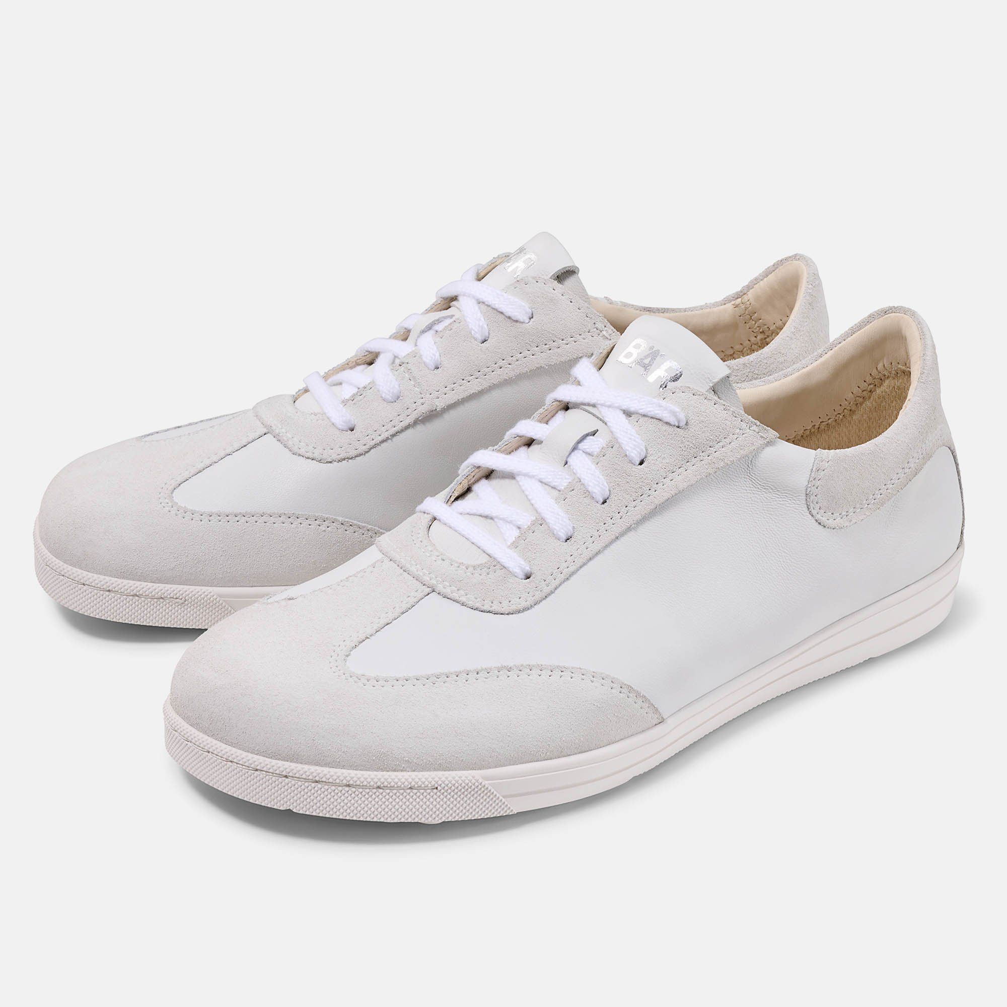 Zwei weiße Schnürschuhe. Obermaterial aus Leder und Wildleder. Flache Sohle. Schnürsenkel. Marke auf der Zunge.