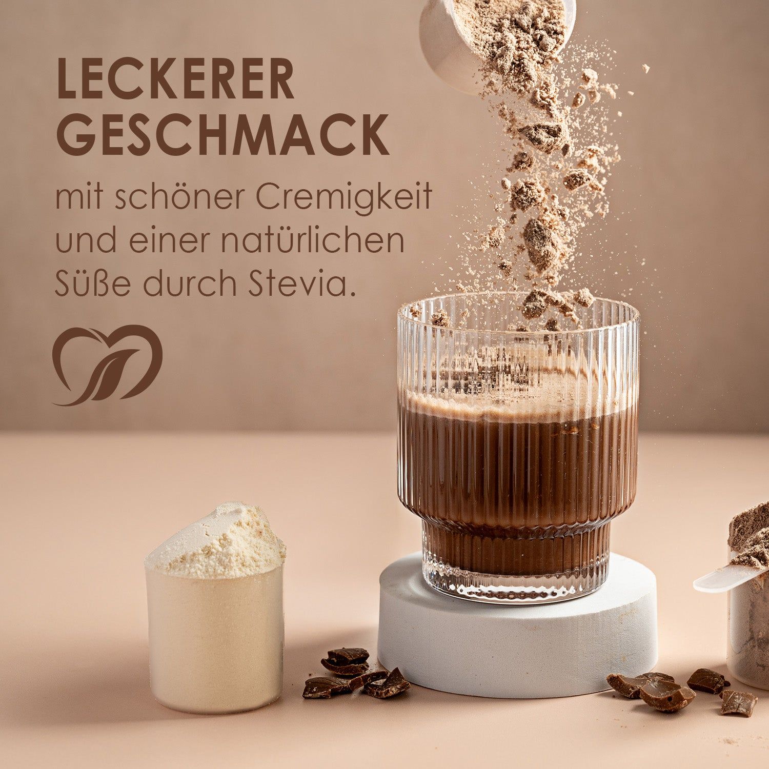 Protein-Eiskaffee wird in ein Glas gegossen, mit Schokoladenstückchen und Pulver.
