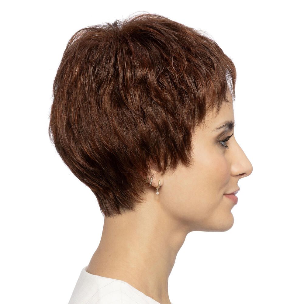 Kurzhaarperücke, rotbraun, mit Pony, Seitenansicht. Frau mit hellen Augen und Ohrringen. Auf weißem Hintergrund.