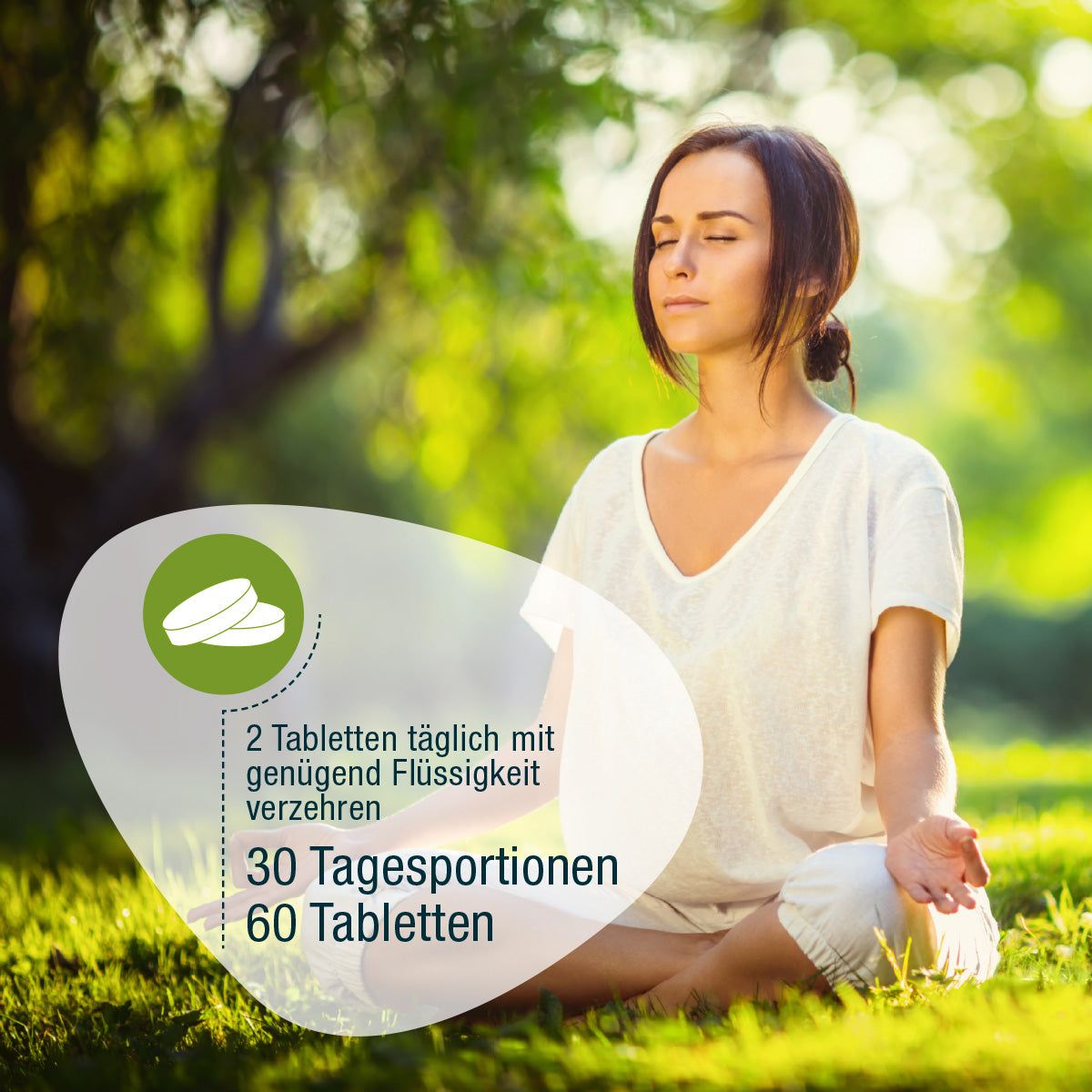 Frau meditiert im Freien. Überlagerung mit Tabletten-Symbol und Text: 2 Tabletten täglich, 30 Tagesportionen, 60 Tabletten.