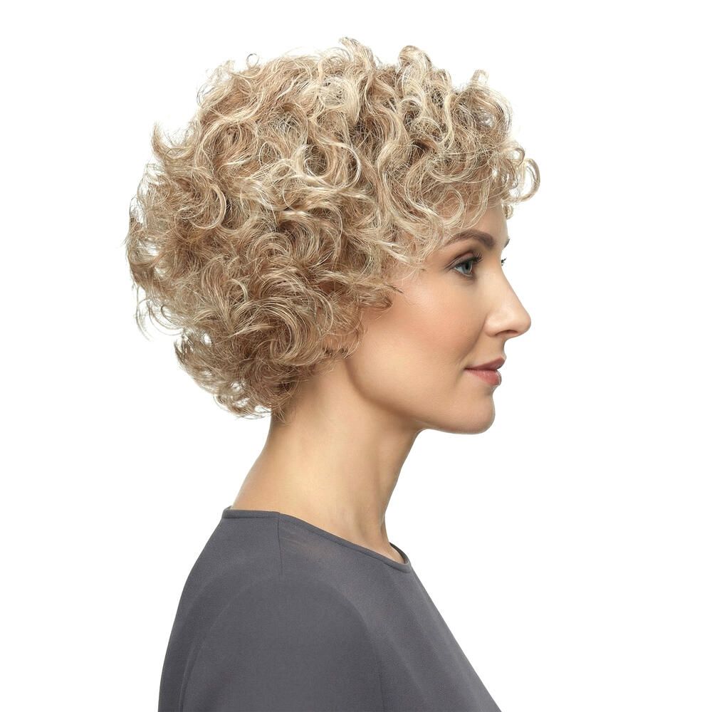 Perücke Maryna von Lofty, blonde Locken, Seitenansicht. Frau mit grauem Oberteil. Hintergrund weiß.