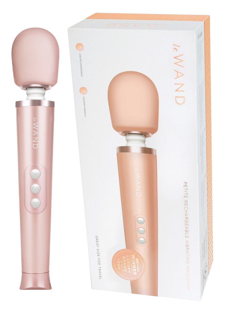 Roségoldener le Wand Vibrator neben seiner Verpackung.