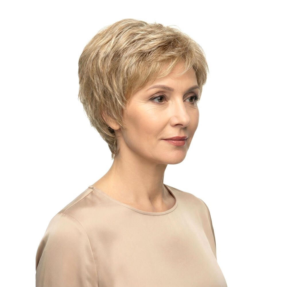 Kurzhaarperücke in Blond. Dreiviertelansicht einer Frau mit Perücke. Natürlicher Look, leicht gewellt.