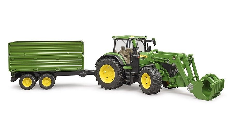 Grüner Traktor mit Anhänger. Gelbe Räder. Anhänger mit drei Rädern. Frontlader angehoben. Spielzeugmodell.