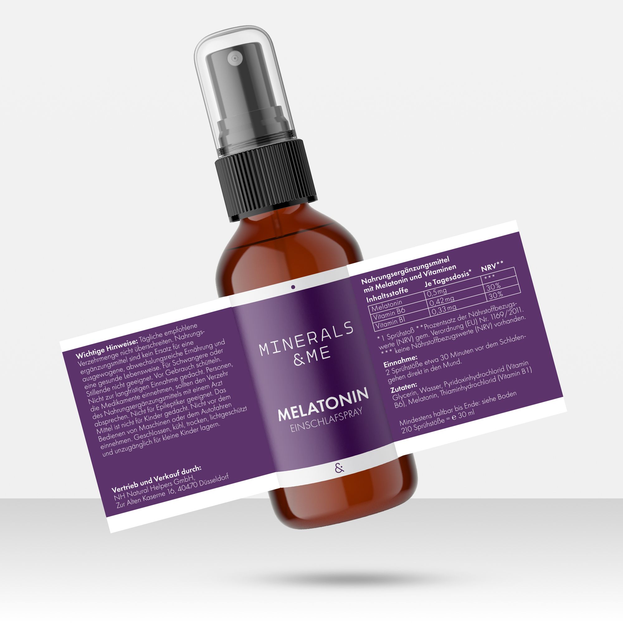 Braune Sprühflasche mit Etikett. Aufschrift MINERALS & ME Melatonin Einschlafspray. Informationen zu Inhaltsstoffen und Nährwerten.