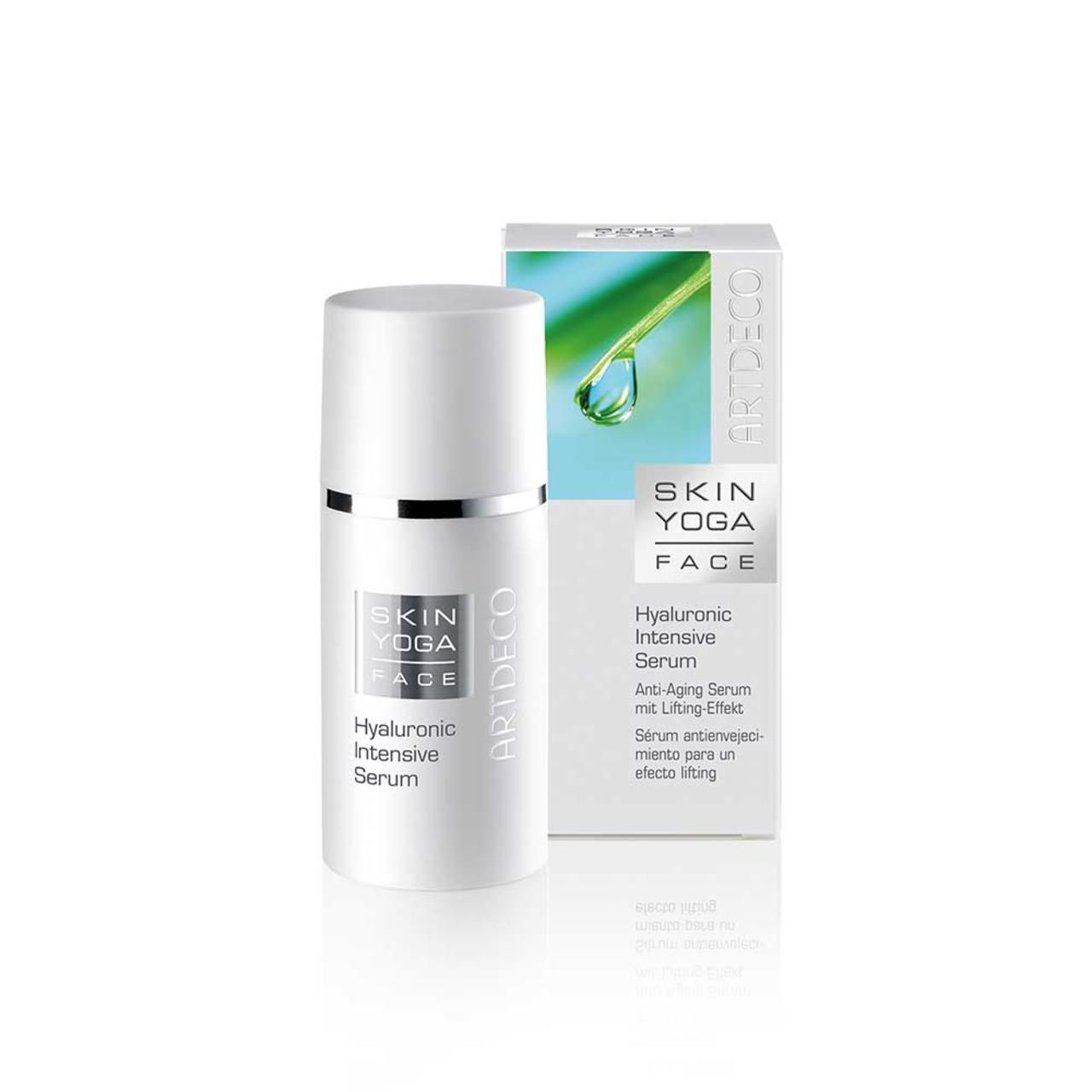 Weiße Flasche und Verpackung. Aufschrift: Skin Yoga Face Hyaluronic Intensive Serum. Marke: Artdeco. Mit silbernem Ring.