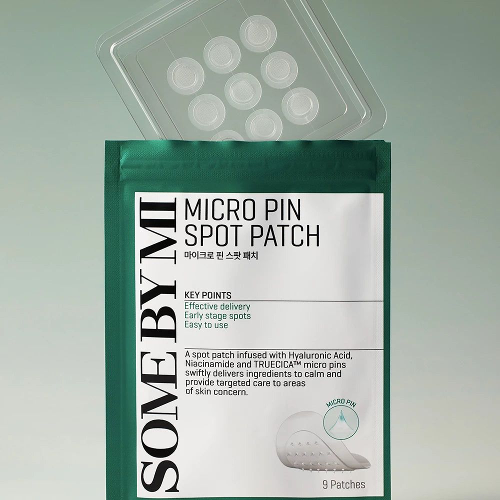 Grüne Verpackung mit Produktnamen und Text. Enthält 9 Pflaster. Marke: SOMEBYMI, Produkt: Micro Pin Spot Patch.