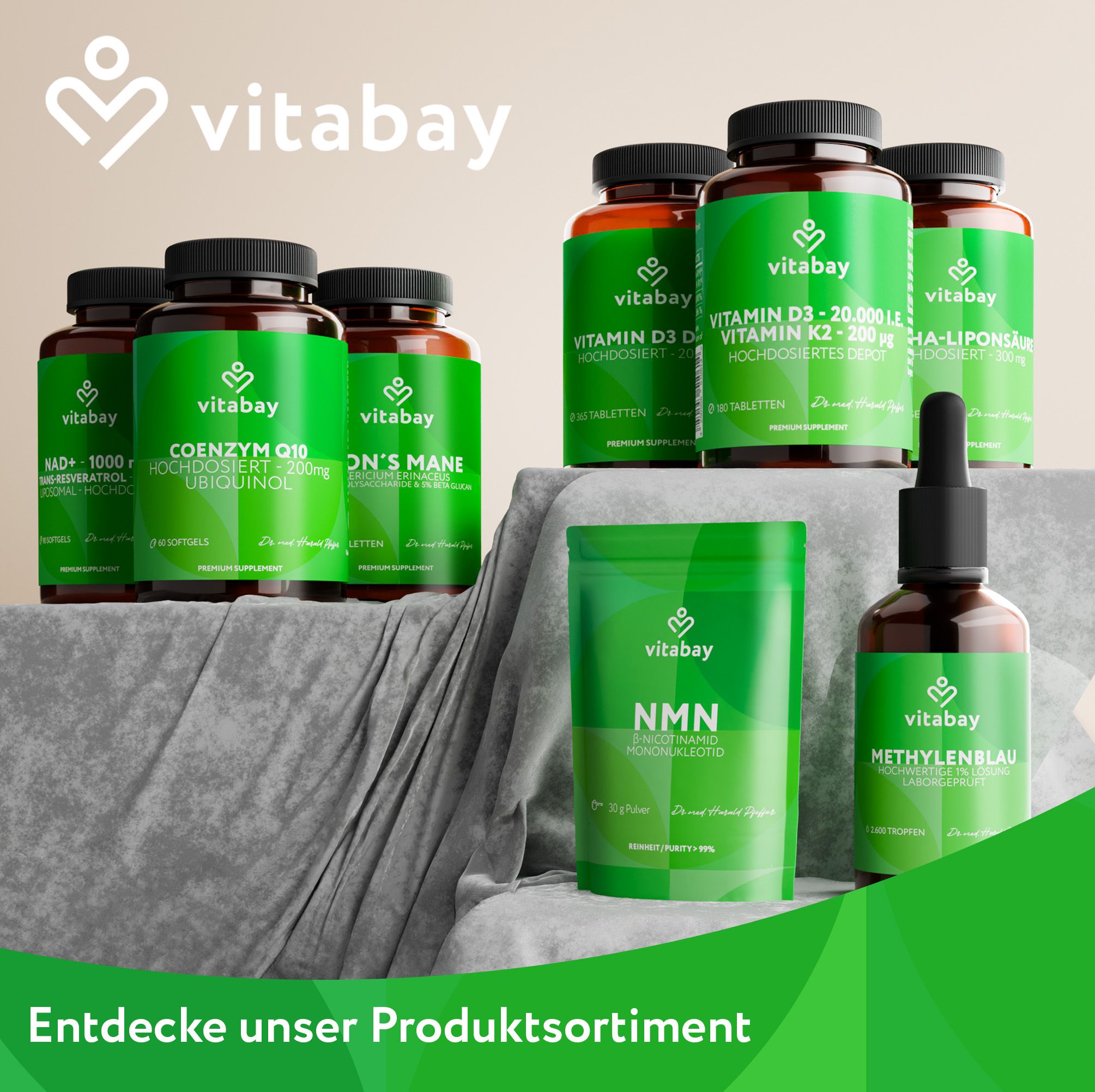 Verschiedene Produkte der Marke Vitabay. Flaschen, Beutel und eine Pipettenflasche. Aufschrift: Entdecke unser Produktsortiment.