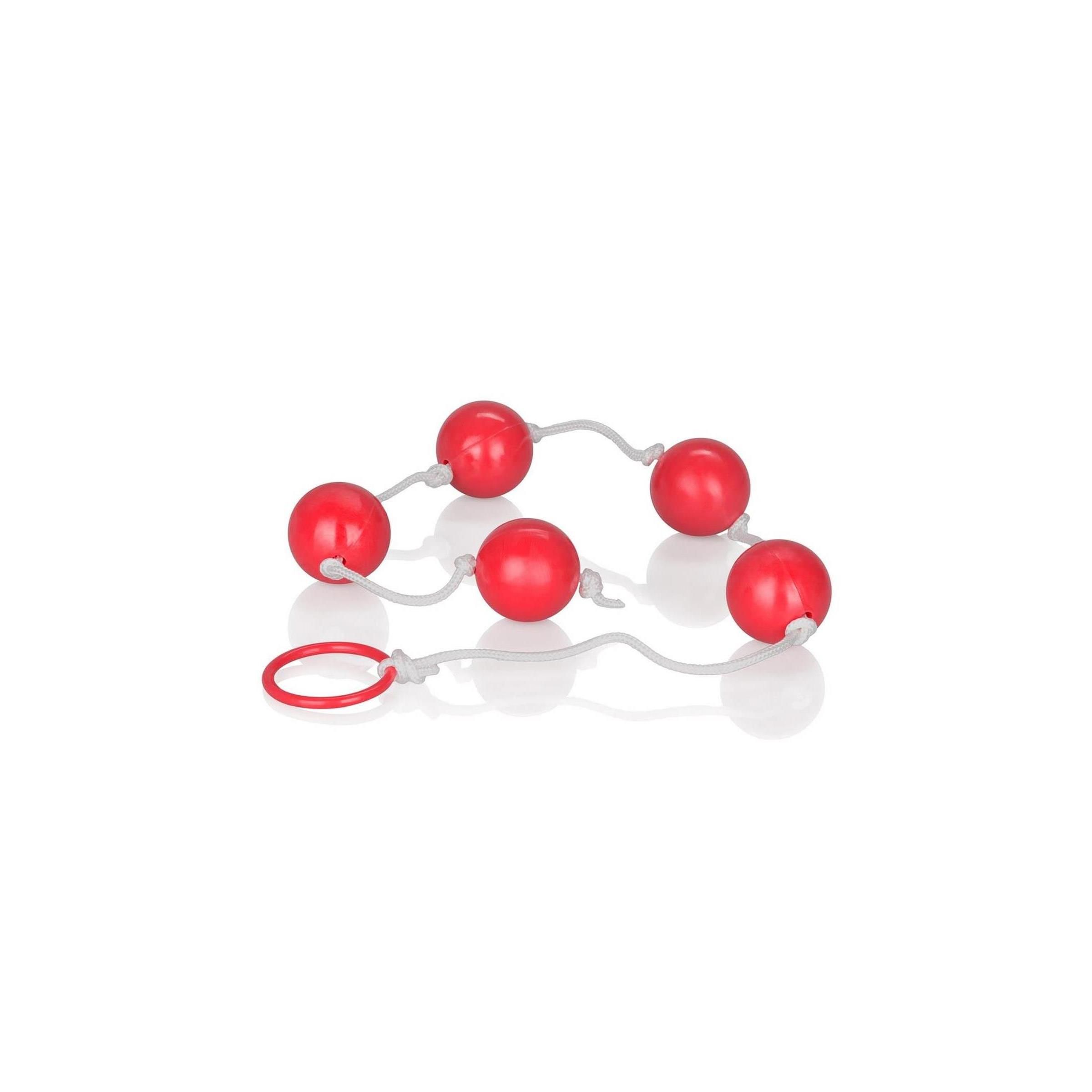 Analperlen. Sechs rote Perlen, verbunden durch ein weißes Band. Ein roter Ring am Ende.