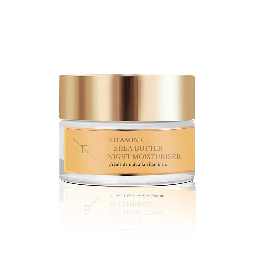 Creme-Tiegel. Goldfarbener Deckel, weißes Etikett mit Text. Aufschrift: Vitamin C + Sheabutter Night Moisturiser.