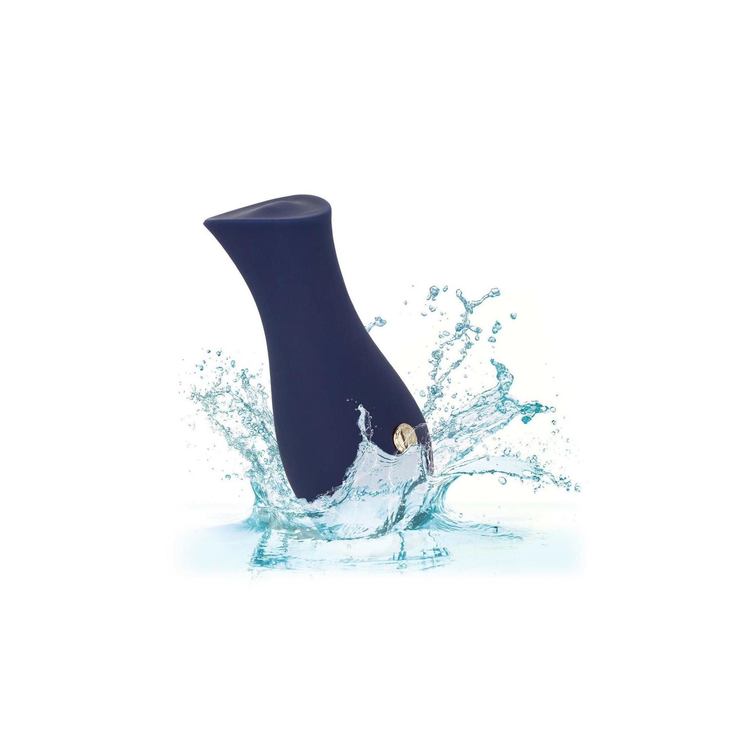 Blaues, tulpenförmiges Produkt mit silberfarbenem Boden und Knopf, umgeben von Wasser.