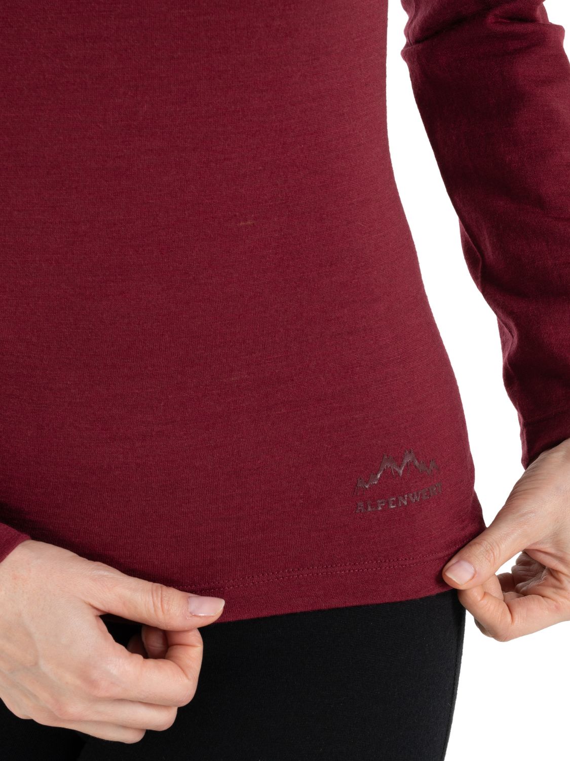 Logo und Saum eines roten Damen Zip Longsleeves aus 100% Merinowolle.
