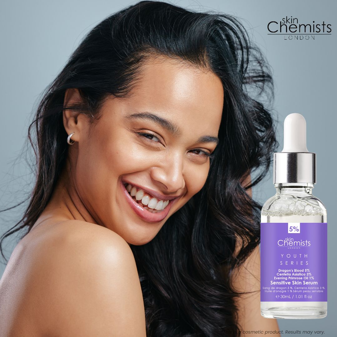 Frau lächelt, Serumflasche daneben. Lila Etikett mit Text: skinChemists, Youth Series, Sensitive Skin Serum. Enthält 30ml.