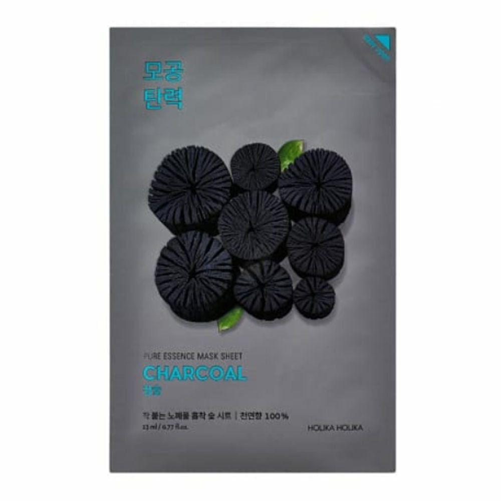 Gesichtsmaske mit Holzkohle-Motiv. Schwarze, runde Elemente auf grauem Hintergrund. Text: Pure Essence Mask Sheet Charcoal. Marke: Holika Holika.