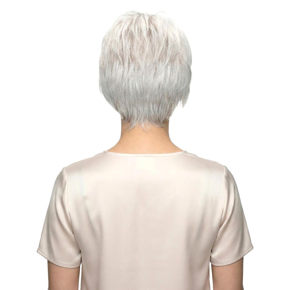 Frau mit Kurzhaarperücke, graues Haar. Rückansicht. Helle Bluse. Weißer Hintergrund.