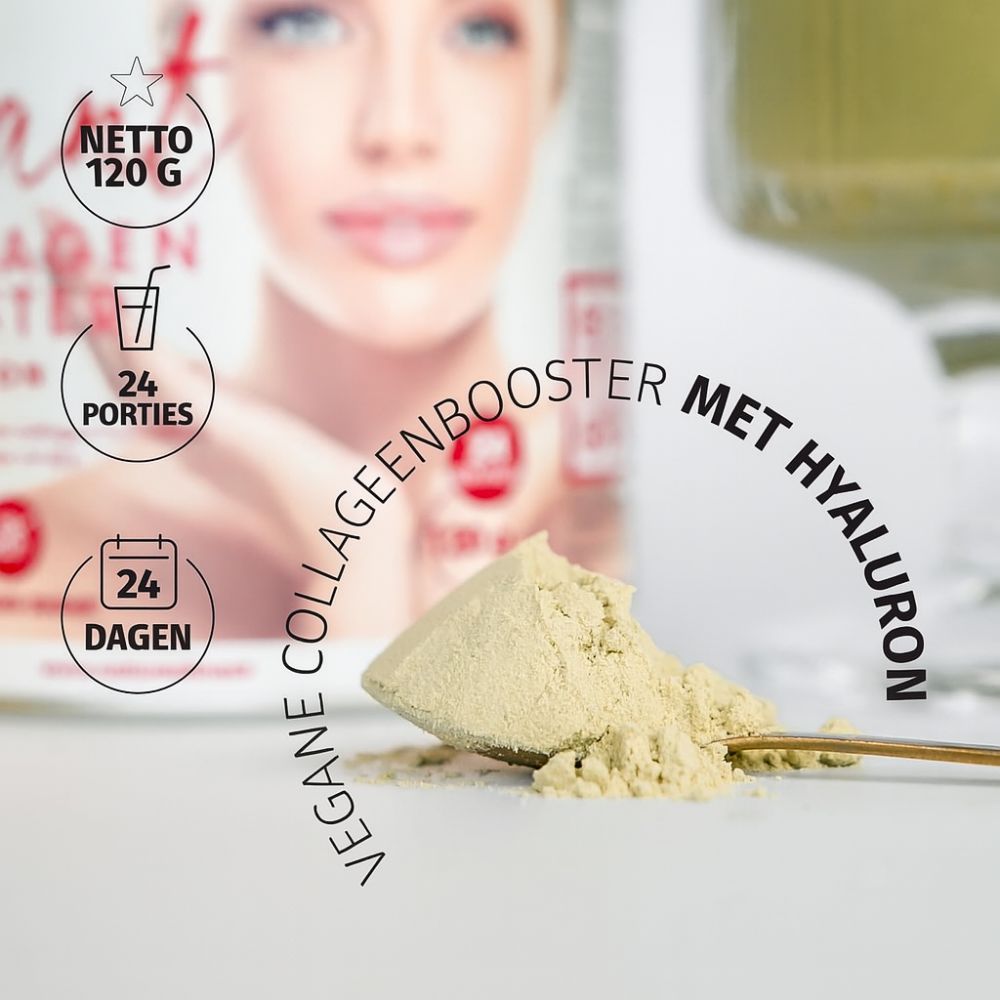 Lepel met beige poeder. Op de achtergrond: productverpakking met vrouwengezicht en tekst: Vegan Collageen Booster met Hyaluron.