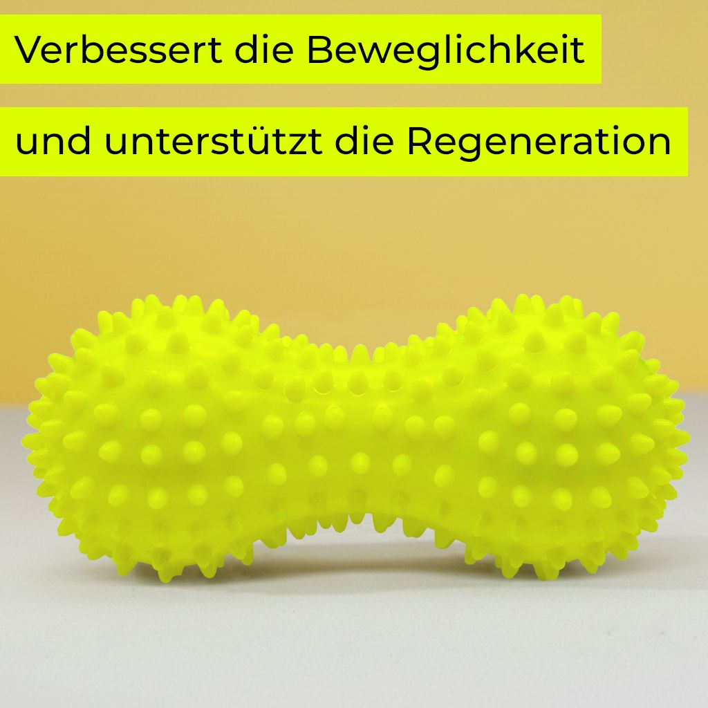 Frau lehnt Rücken gegen Wand, gelber Duoball im unteren Rückenbereich.