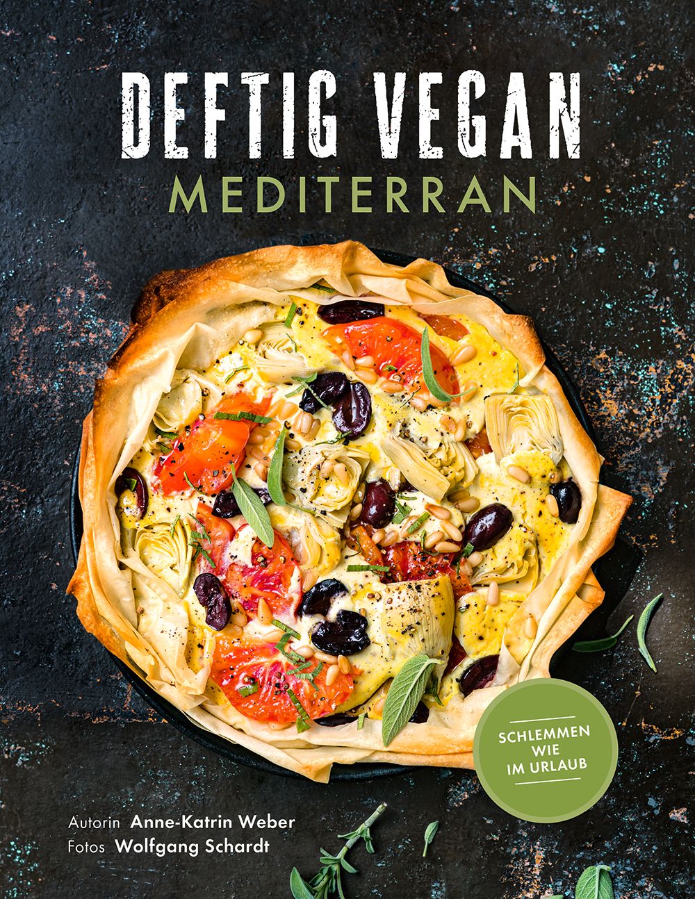 Kochbuch mit dem Titel "Deftig Vegan Mediterran". Auf dem Cover ein Gericht mit Gemüse und Oliven. Autorin: Anne-Katrin Weber.