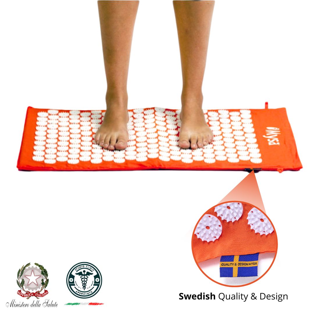 Orangefarbene Akupressurmatte mit weißen Noppen. Füße stehen darauf. Schwedisches Design.