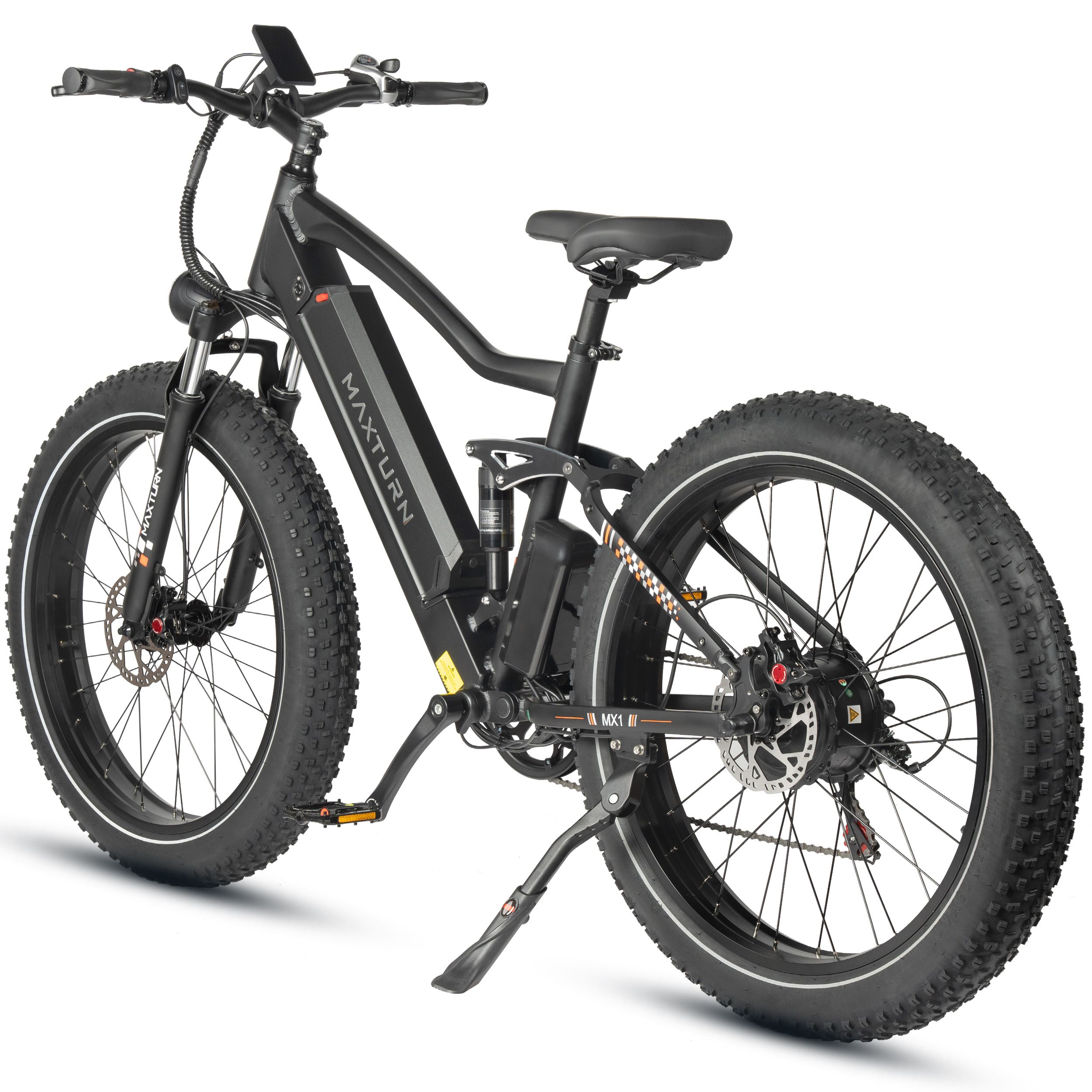 Schwarzes Elektrofahrrad mit breiten Reifen. MAXTURN-Logo am Rahmen. Sichtbar: Scheinwerfer, Display.