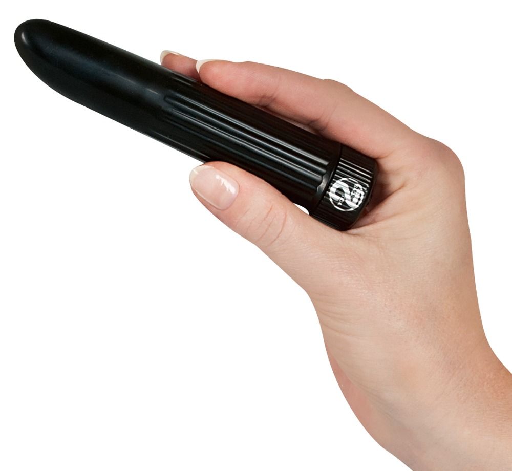 Schwarzer Vibrator in einer Hand gehalten. Geriffelte Oberfläche, abgerundete Spitze, Basis mit Logo.