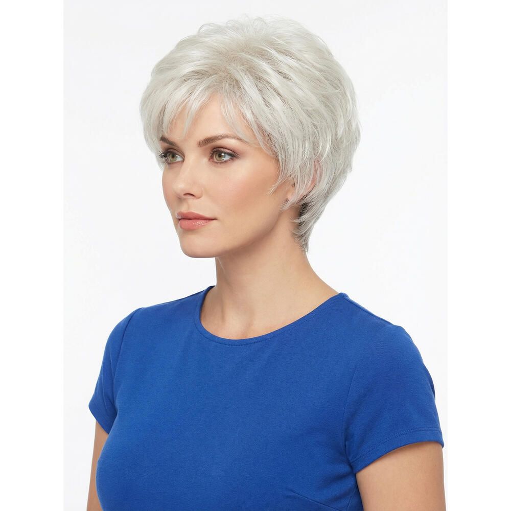 Kurzhaarperücke, graues Haar, Pony. Frau mit blauem Oberteil, Seitenansicht.