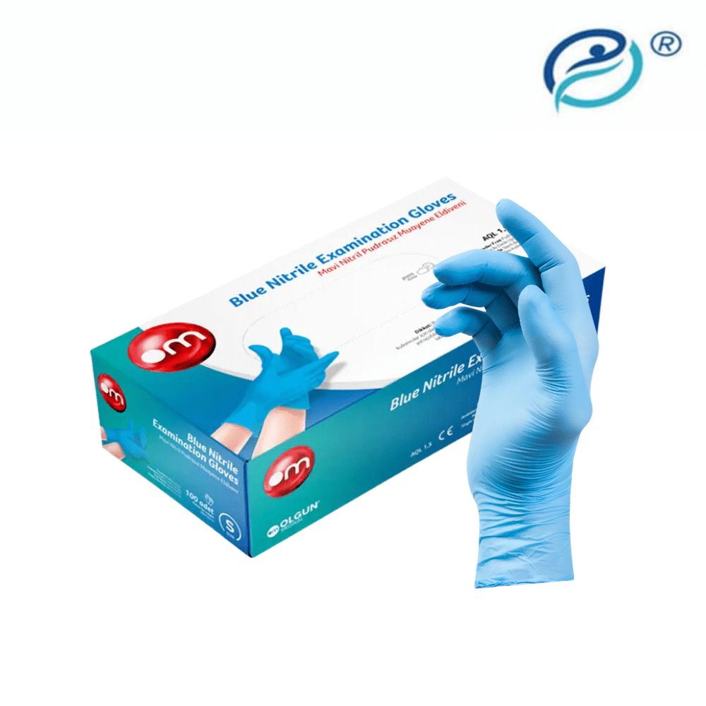 Blaue Nitril-Untersuchungshandschuhe in einer Schachtel. Ein Handschuh wird von einer Hand getragen. Auf der Schachtel ist das Logo OM zu sehen.