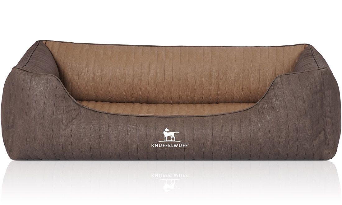 Braunes Hundebett mit erhöhtem Rand und Logo. Gepolsterte Oberfläche mit Steppnähten. Rechteckige Form.