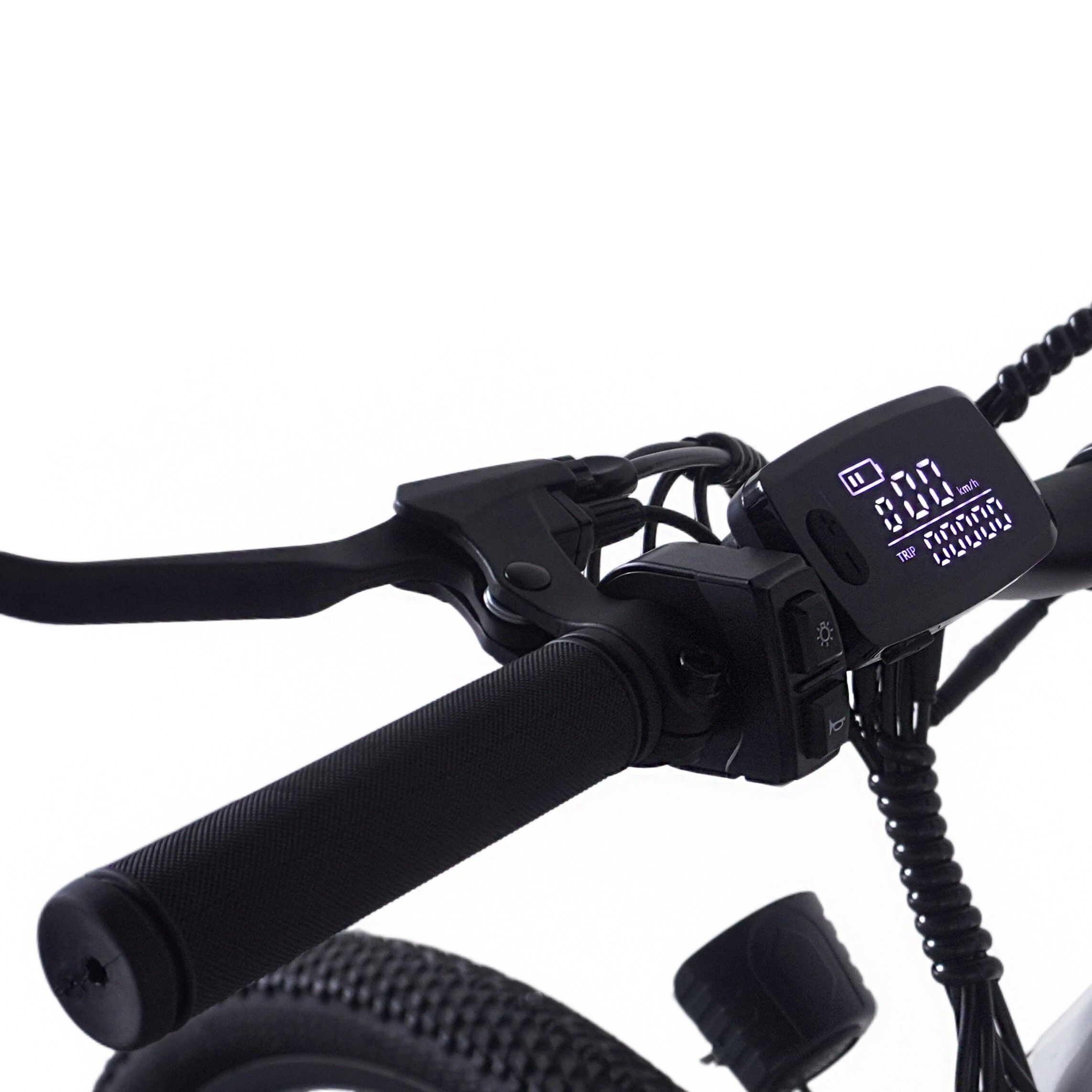 Lenker mit Display. Schwarze Griffe, Bremshebel und ein digitales Display mit Informationen.
