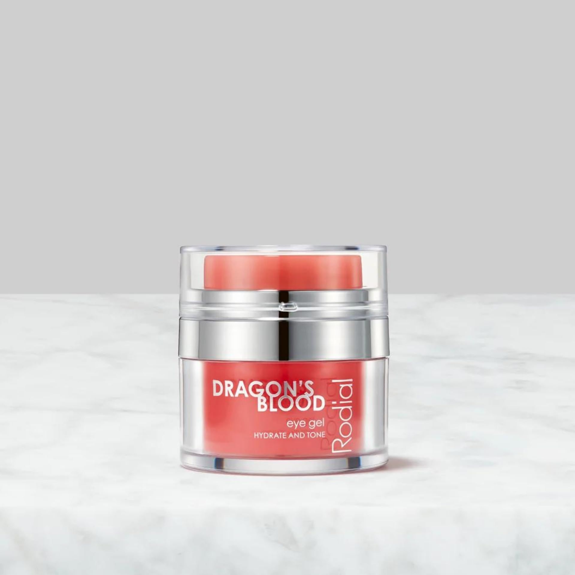 Produkt RODIAL Dragon's Blood Eye Gel. Roter Tiegel, silberner Deckel. Text: Dragon's Blood, Eye Gel.