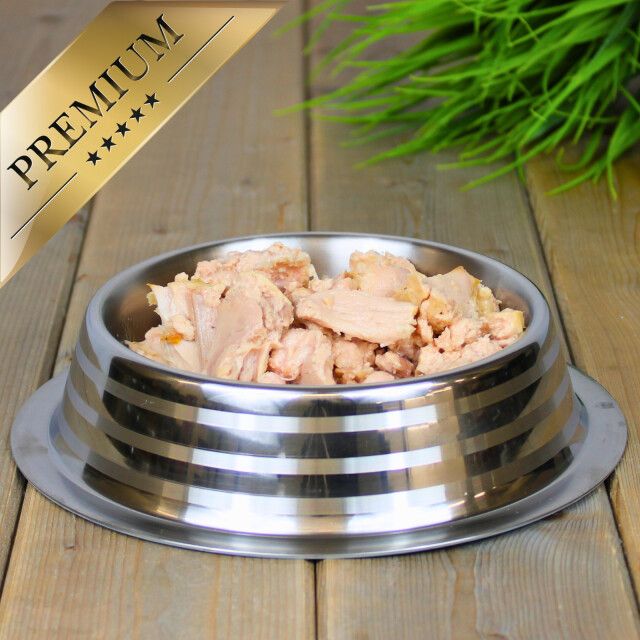 Hundefutter in einer Edelstahlschüssel. Aufkleber: Premium.