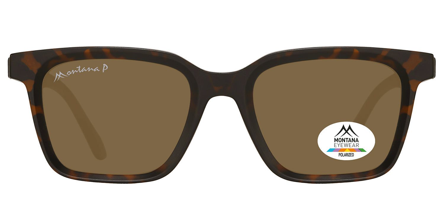 Sonnenbrille mit braunen Gläsern und braunem Rahmen. Auf dem rechten Glas befindet sich ein Aufkleber mit dem Logo von Montana Eyewear.