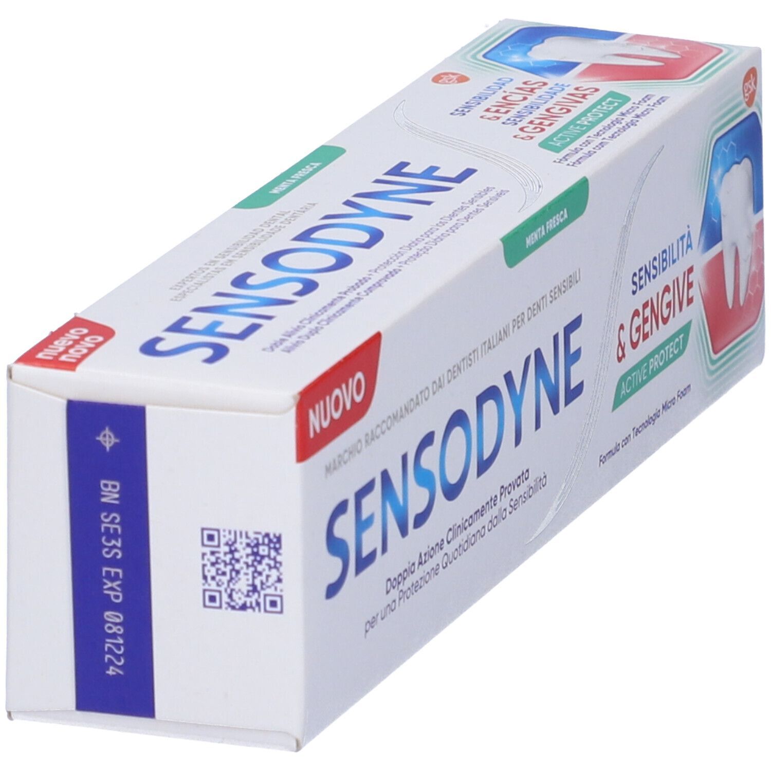 Confezione di dentifricio bianca, accenti blu e verdi. Scritta SENSODYNE, Sensibilità & Gengive. Codice QR e data di scadenza.
