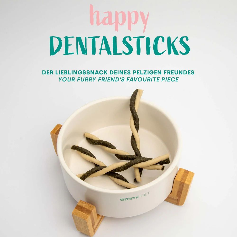 Becher mit Dental Sticks. Aufdruck: emmi-pet happy DENTALSTICKS. Sticks im Becher. Text: Der Lieblingssnack deines pelzigen Freundes.